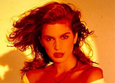 Al natural, Cindy Crawford posó sin una gota de maquillaje a los 57 años y se llevó todas las miradas