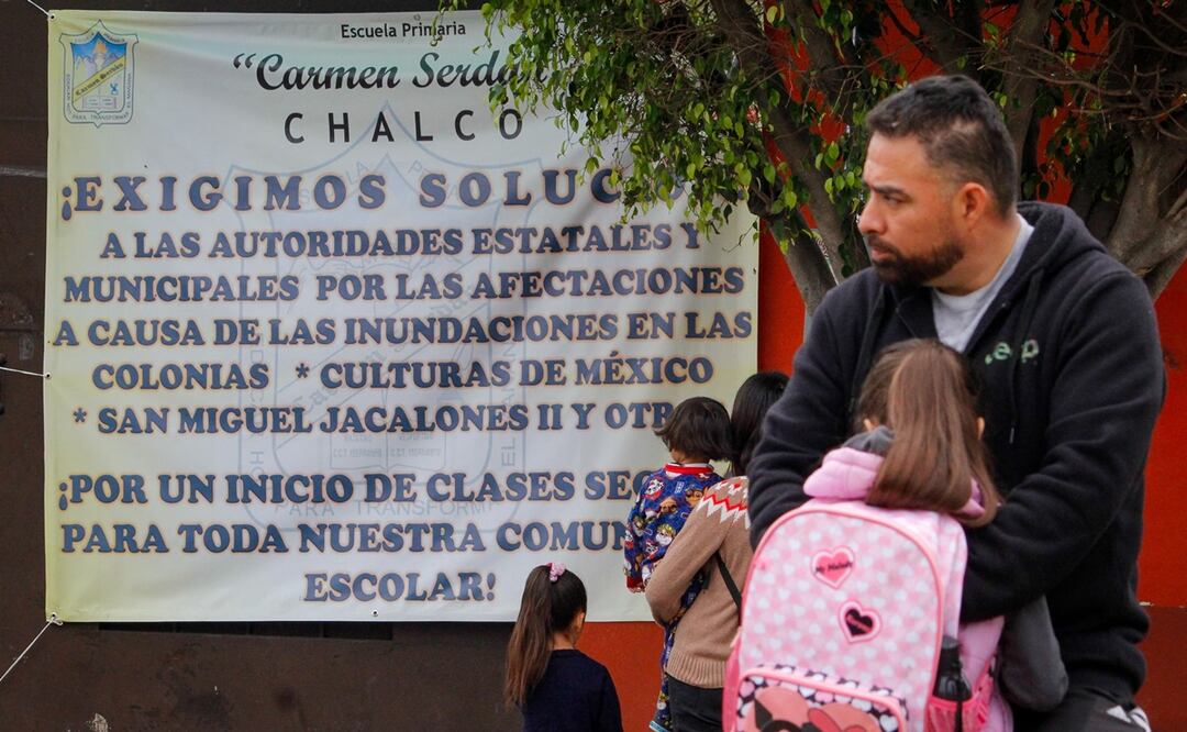 Regreso a clases en Chalco. 
Luego de casi 40 días con el problema de las inundaciones, da inicio el ciclo escolar 2024-2025 en la Escuela Primaria Carmen Serdán en la Colonia Culturas de México, zona de las más afectadas. Foto: Luis Camacho|El Universal