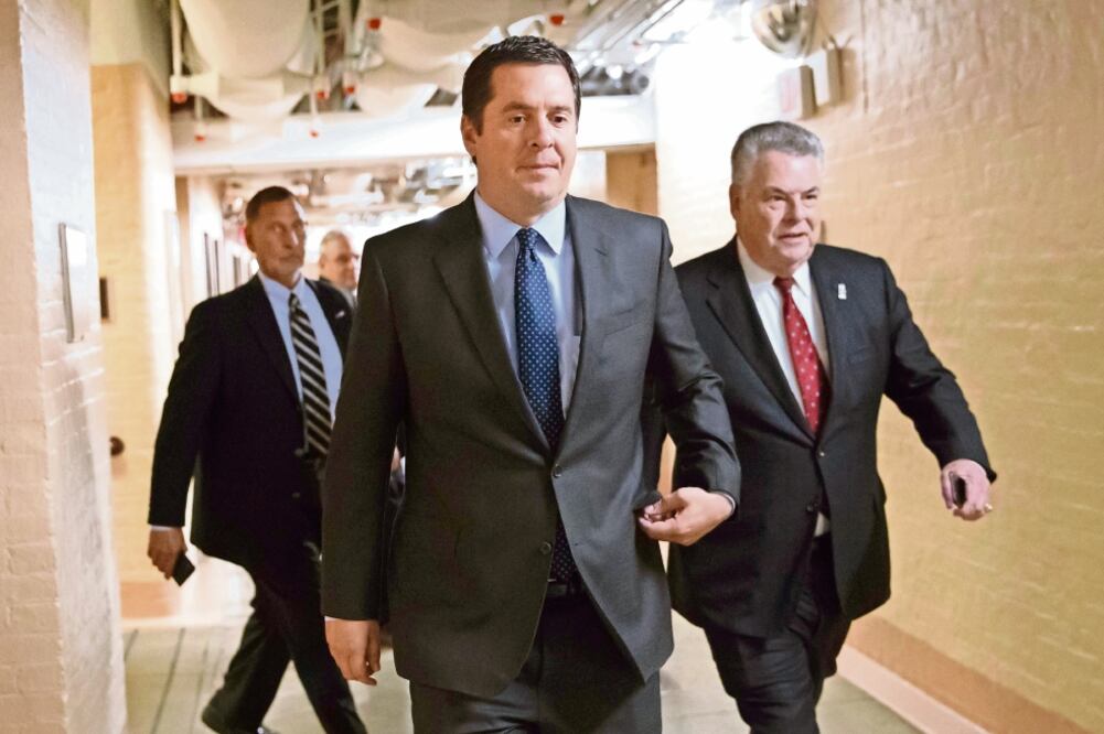 El presidente del Comité de Inteligencia de la Cámara de Representantes, Devin Nunes (centro), con Peter King, republicano del comité de Inteligencia (derecha). Foto: J. SCOTT APPLEWHITE. AP