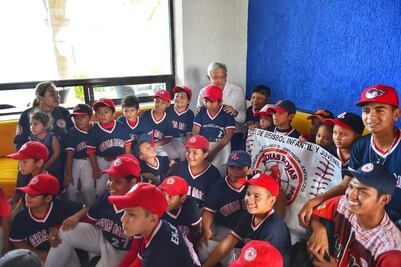 AMLO convive con niños de escuela de beisbol en Campeche