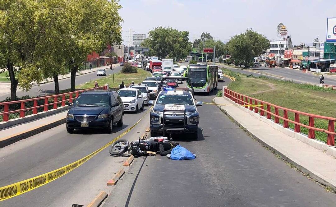 Por el impacto el operador de la motocicleta cayó a la carpeta asfáltica y perdió la vida en ese lugar. A un costado quedó su vehículo. Foto: Especial