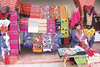 Estas indígenas mantienen su casa con su telar