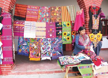 Estas indígenas mantienen su casa con su telar