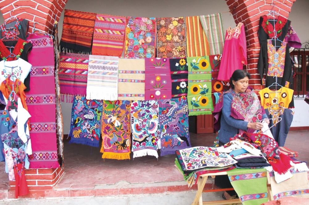 Las mujeres venden la vestimenta autóctona de los pobladores como el chal, huipil y nahua de las mujeres; el traje emplumado, que es utilizado para ceremonias rituales o para vestido de novia. (FOTOS: MARÍA DE JESÚS PETERS)