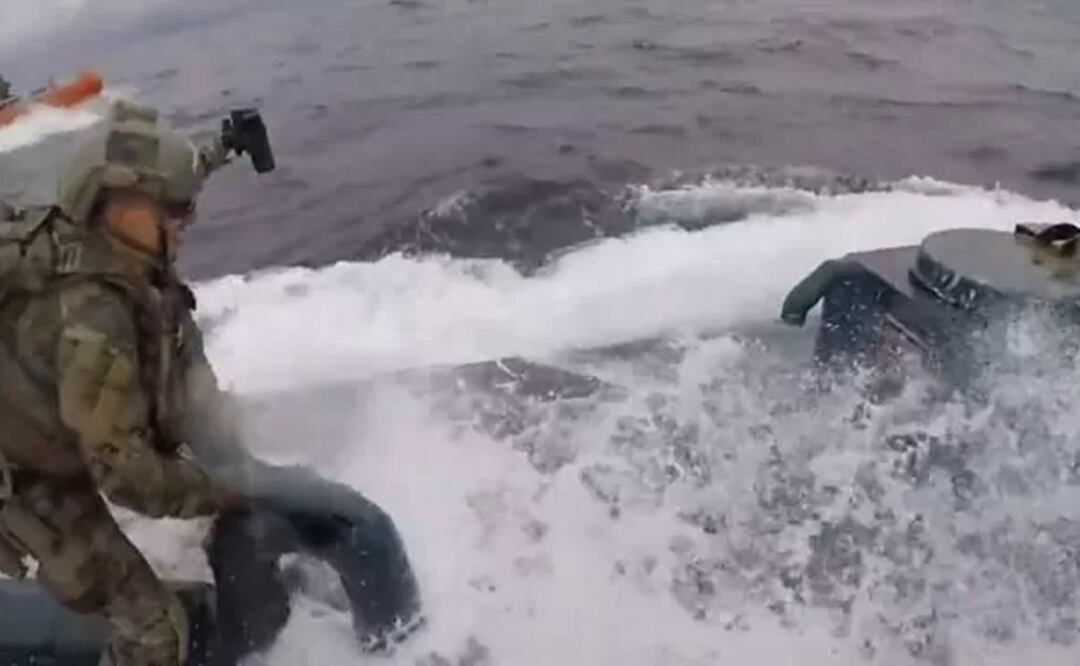 En un dramático operativo, la Guardia Costera interceptó un submarino cargado de droga. Foto: Tomada del video