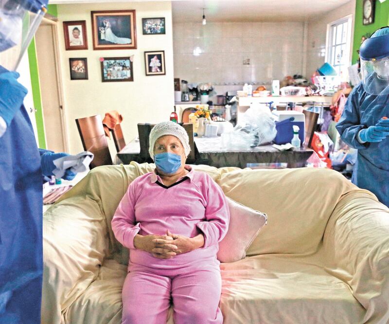 Uno de los proyectos de ley para apoyar a la población mexicana ante las emergencias económicas derivadas de cualquier crisis consta de realizar transferencias directas de 3 mil 207 pesos mensuales a personas severamente afectadas. EFE