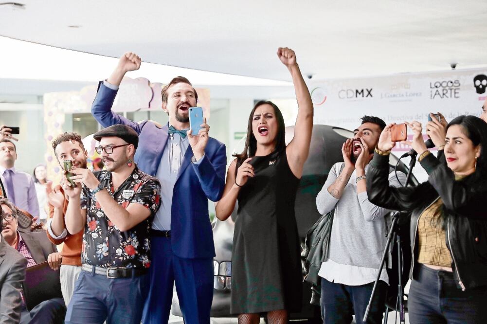 Integrantes de la comunidad LGBT acudieron al Senado y festejaron la aprobación de las reformas que les reconocen derechos a la seguridad social (IVÁN STEPHENS. EL UNIVERSAL)