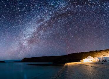 Acampa en una isla mexicana habitada por lobos marinos
