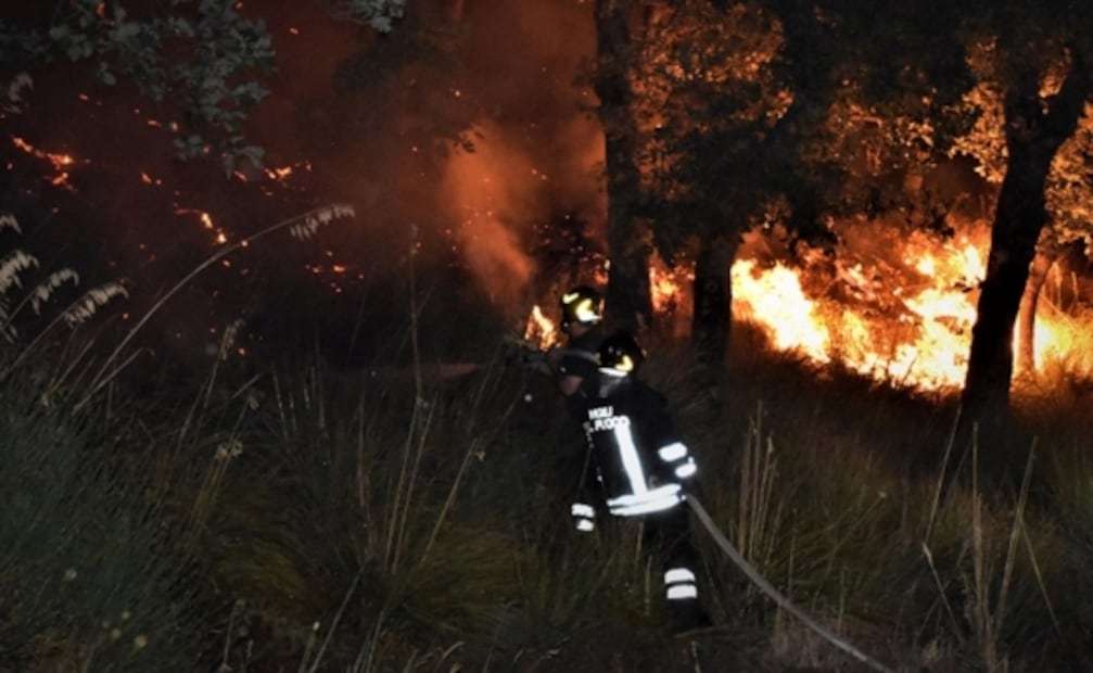 Incendios forestales arrasan el sur de Europa; fuerzan a cientos a evacuar