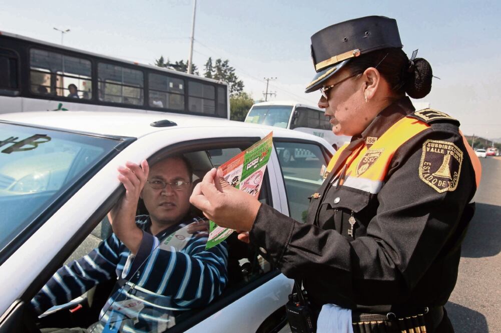 Aunque en Tlalnepantla sólo las mujeres policía pueden infraccionar, los ciudadanos son constantemente extorcionados por otros servidores (ARCHIVO EL UNIVERSAL)