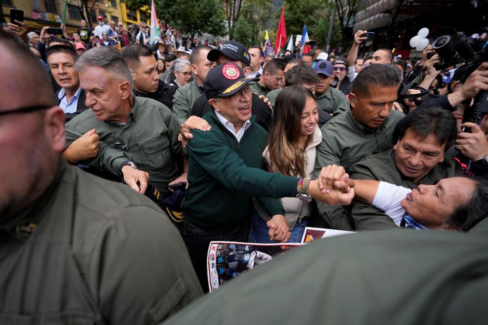 El presidente colombiano Gustavo Petro saluda a sus seguidores mientras asiste a la marcha del Día Internacional de los Trabajadores en Bogotá. FOTO: FERNANDO VERGARA. AP