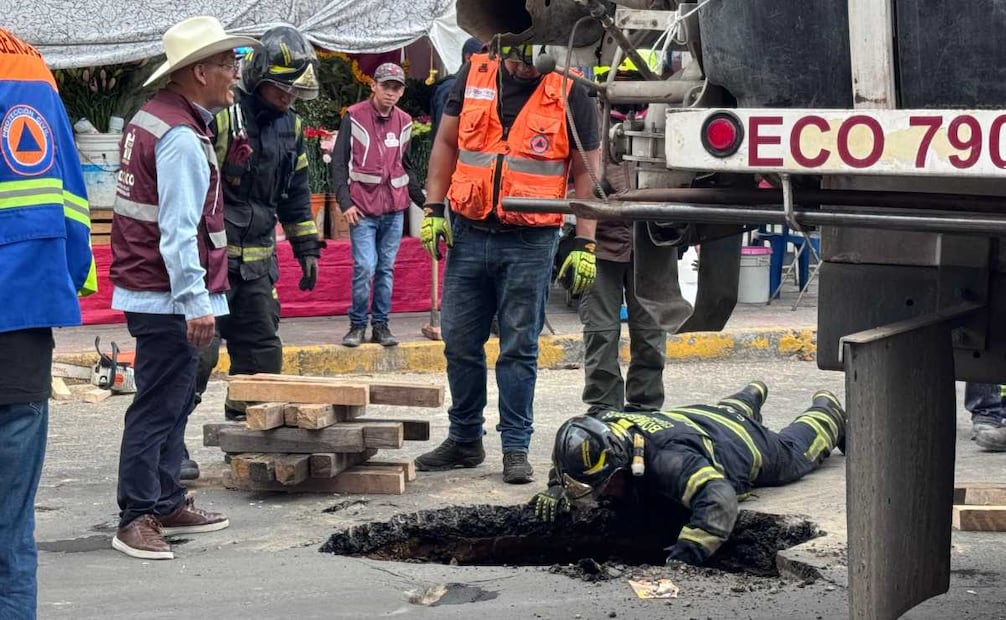 Dos camiones de la alcaldía Iztacalco caen en un socavón en Ramos Millán; no hay personas lesionadas
Foto: Valente Rosas / EL UNIVERSAL