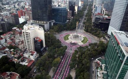 Taxistas toman foto contra cáncer de mama en el Ángel