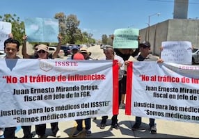 Médicos del ISSSTE se manifiestan en La Paz, BCS; rechazan acusaciones por muerte de paciente con COVID-19