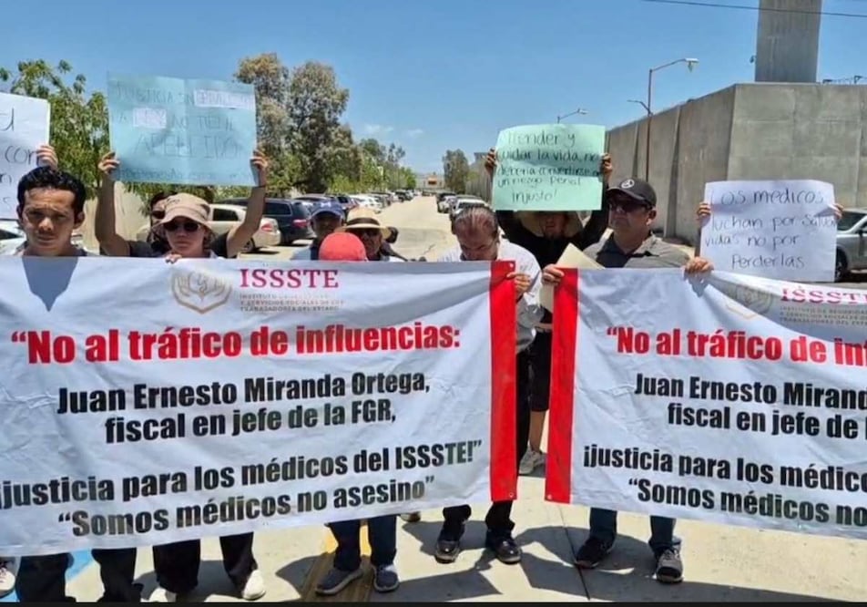 Protestan médicos de ISSSTE BCS; temen vinculación a proceso por muerte de paciente de Covid en 2021. Foto: Especial