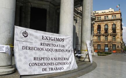 En día de apertura de Bellas Artes, trabajadores bloquean acceso