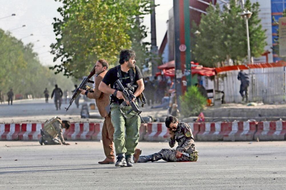 Lesionados. Fuerzas de seguridad afganas en el lugar donde ocurrió la explosión en el Aeropuerto Internacional de Kabul. Cifran en al menos 60 los heridos. Foto: RAHMAT GUL. AP