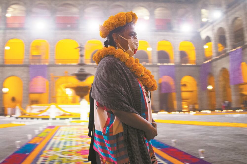 Representantes del pueblo nahua de la Sierra Norte, Puebla, realizaron la Mihcailhuitl , que consiste en llamar a las almas con una campana. FotoS: PRESIDENCIA