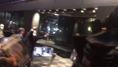  AMLO llega a Nueva York entre gritos de "Presidente" y las mañanitas, que le cantan simpatizantes