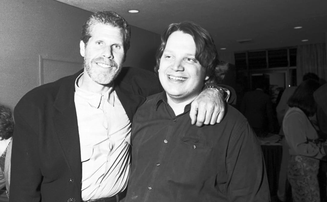 Guillermo del Toro y Ron Perlman en el Festival de Cine de Guadalajara, 1993. El actor estadounidense aseguró a la revista People que Del Toro lo salvó del desempleo, pues “no podía conseguir papeles después de estar en [la serilla y la Bestia”. Foto: Wikimedia Commons.