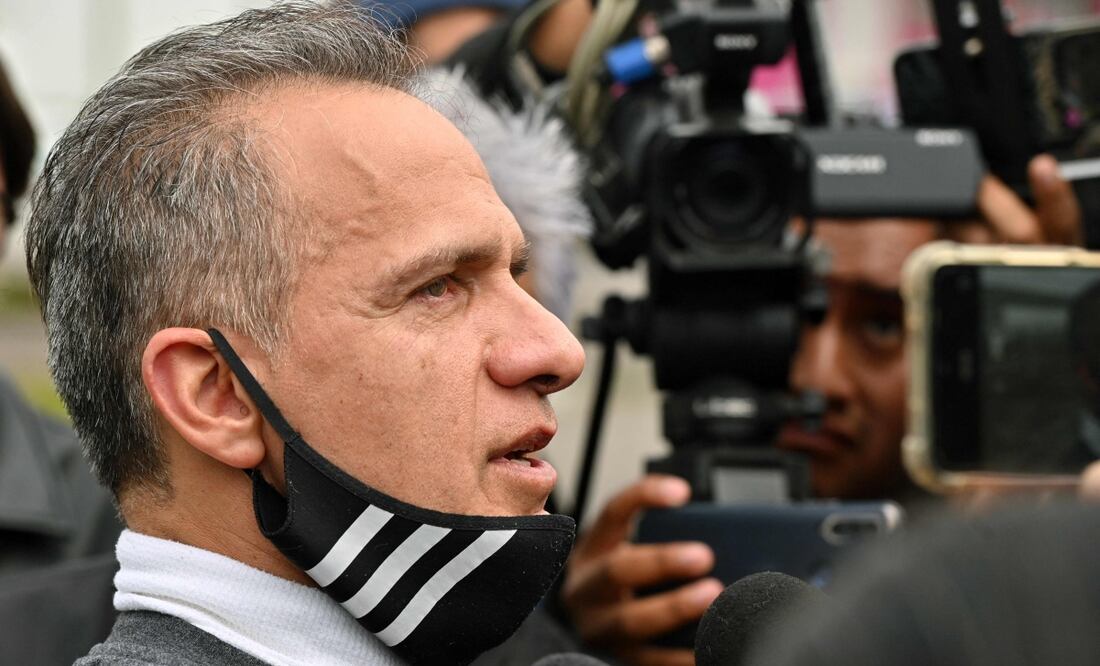 Israel Vallarta habla con los medios de comunicación afuera del Centro Federal de Readaptación Social Número 1 luego de pasar más de 19 años esperando sentencia, en el municipio de Almoya de Juárez, Estado de México, el 1 de agosto de 2025. Foto: Mario Vazquez / AFP