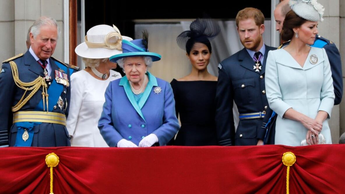 Los duques de Sussex, Enrique y Meghan Markle, comunicaron su decisión de dar "un paso atrás" este miércoles (Foto: Reuters)