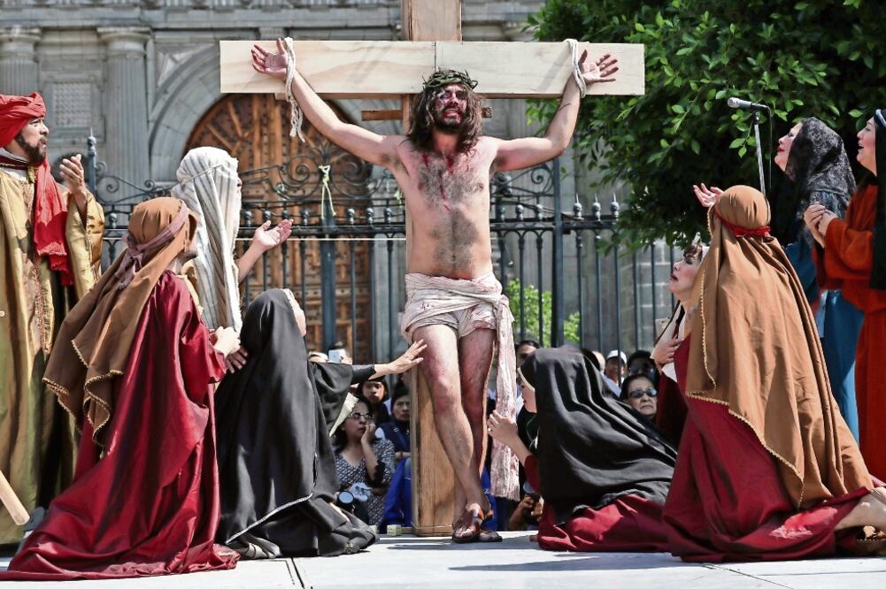 Cristo, interpretado por Francisco Arroyo, dio la vuelta a la plancha del Zócalo capitalino, donde recreó las tres caídas que Jesús sufrió en su camino hacia el monte Calvario. (FOTOS: JOEL MERINO. EL UNIVERSAL)