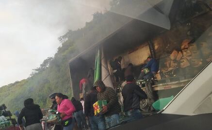 Rapiñan tráiler cargado con cervezas accidentado en Veracruz