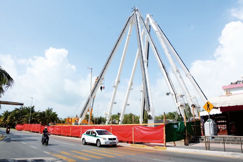 En la instalación de la megarrueda de la Fortuna se cerró indebidamente el retorno en Punta Cancún para usarlo como área de descarga de material y maquinaria, y se invadió el camellón central del boulevar Kukulkán. (ELIZABETH RUIZ. CUARTOSCURO)