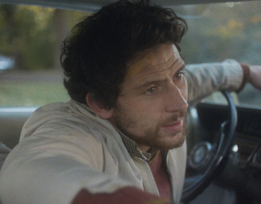 JB (interpretado por Josh O’Connor), es un arquitecto desempleado y la mente detrás del fallido robo a un museo. Crédito: Especial