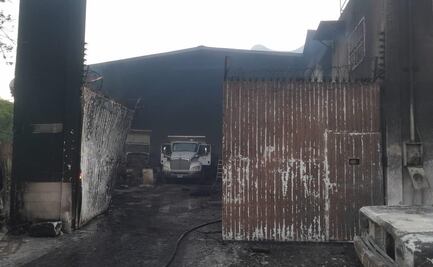 Suman 24 vehículos y 8 casas dañadas tras incendio en taller en Santa Catarina, NL