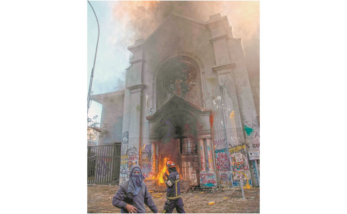 La iglesia de La Asunción, en Santiago, arde luego de que manifestantes le prendieran fuego ayer. MARTIN BERNETTI. AFP