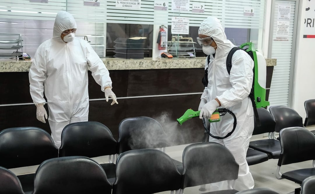 Los edificios y oficinas públicas fueron desinfectados con un líquido virivicida de uso hospitalario. Fotos: Cortesía Ayuntamiento de Benito Juárez
