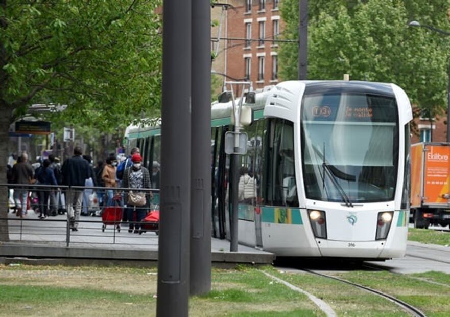 Tras 6 semanas de confinamiento, París luce cada vez más transitada