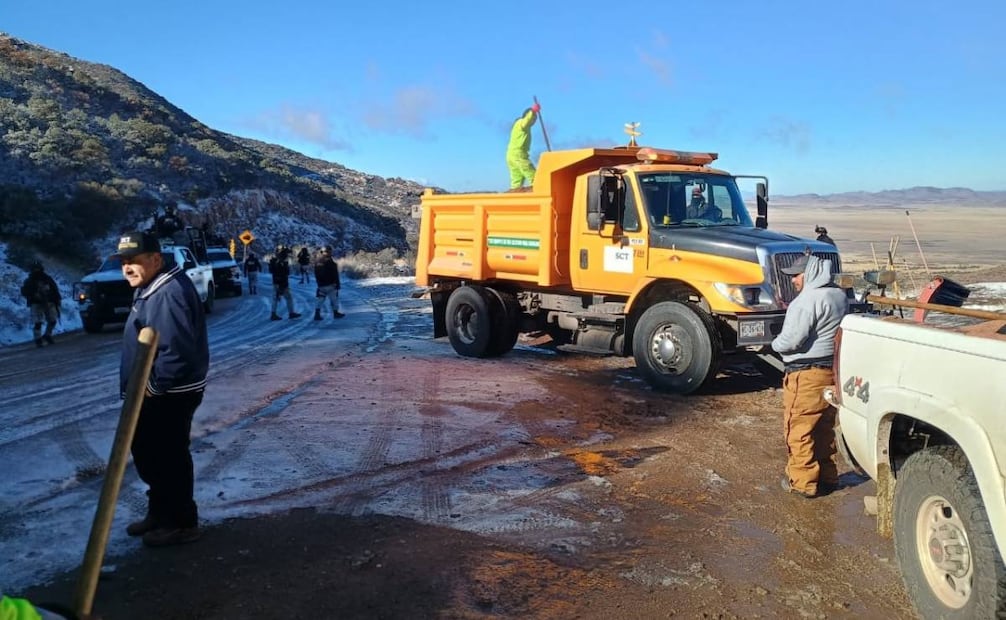 Reabren tránsito vehicular en carretera Sonora-Chihuahua tras cierre por intensa nevada.
Foto: Especial.
