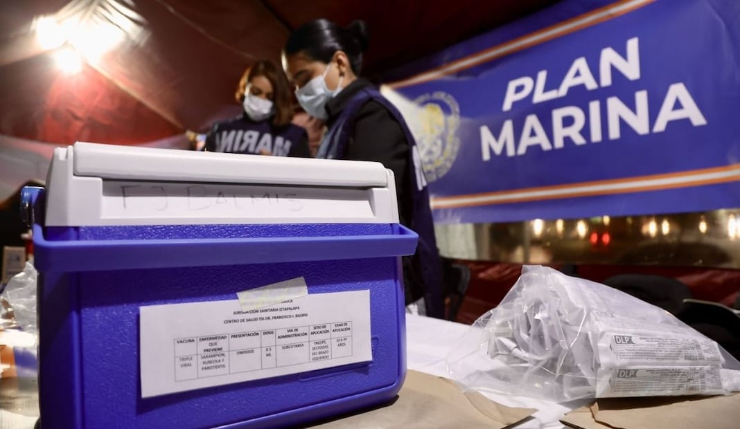 Vacunan contra el sarampión en Iztapalapa; instalan módulos nocturnos en central de abasto. Foto: Valente Rosas