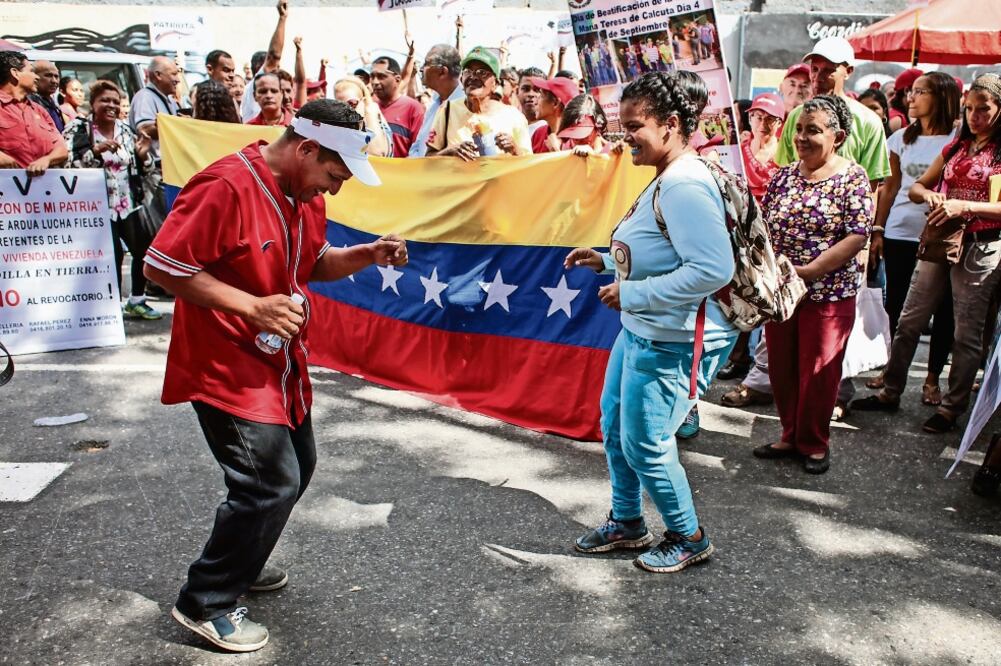 Simpatizantes participan durante una marcha, ayer en Caracas, en apoyo a la Revolución Bolivariana y al mandatario Nicolás Maduro, en la periferia de la sede de la Asamblea Nacional (AN) (BORIS VERGARA. XINHUA)