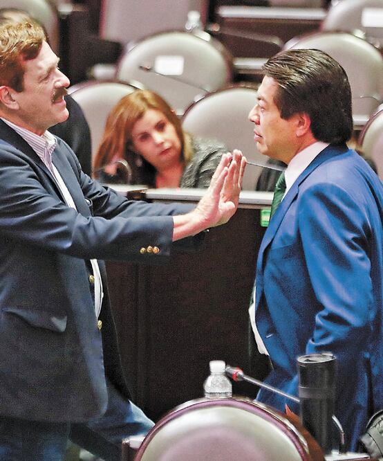 Tiempo fuera. Los coordinadores de los diputados del PAN, Juan Carlos Romero Hicks, y de Morena, Marío Delgado, ayer durante la sesión. DIEGO SIMÓN. EL UNIVERSAL