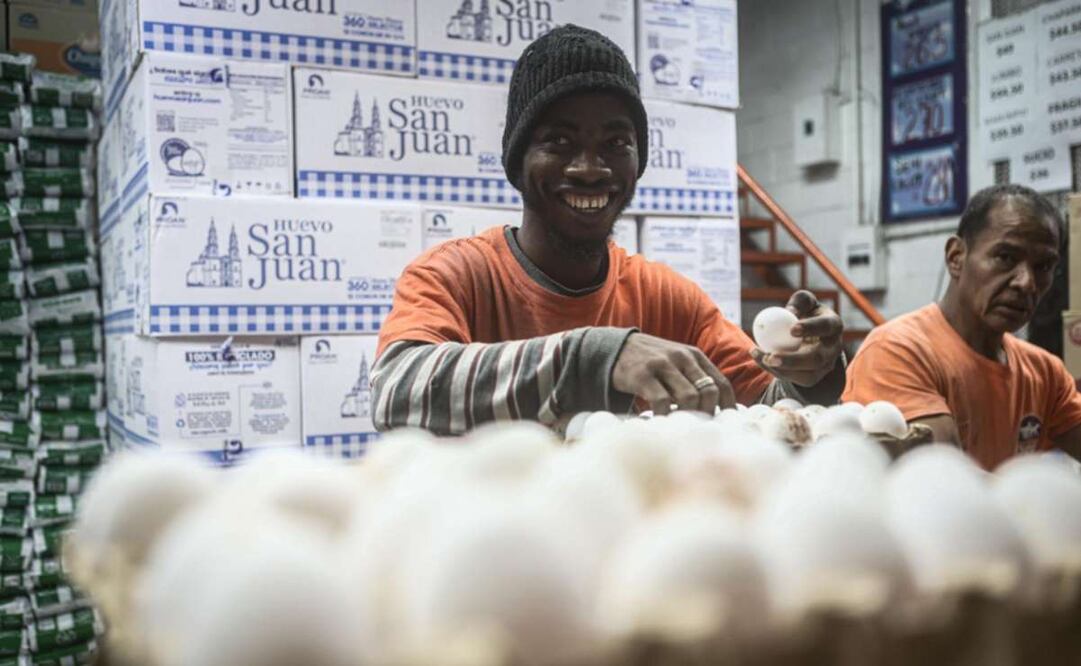 Shielove Pierre es un haitiano que trabaja en la Central de Abasto. Foto: Gabriel Pano/ EL UNIVERSAL