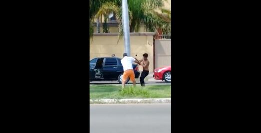 Limpiaparabrisas golpea a conductor de auto y se viraliza