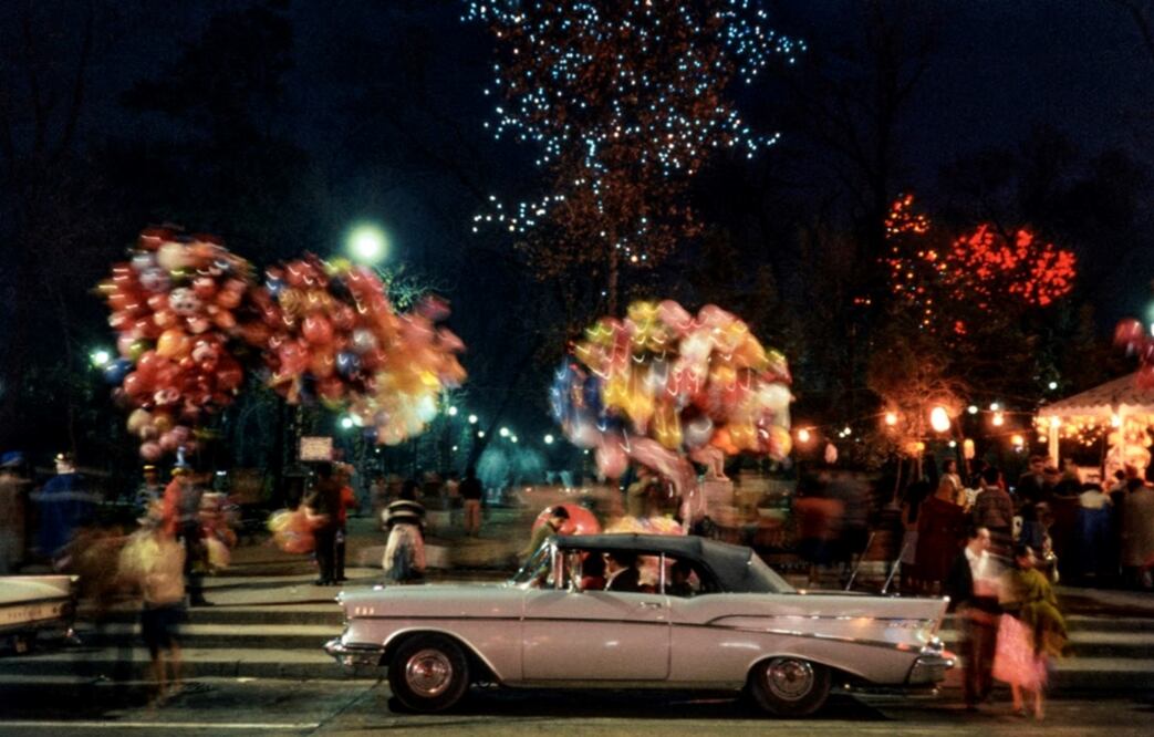 Una tradición familiar de fin de año era visitar las plazas públicas, disfrutar de la iluminación, cenar antojitos  y tomarse la foto con los Reyes Magos. Durante varios años, el escenario fue la Alameda Central. En esta imagen del fotógrafo Bob Schalkwijk se ve el ambiente en la alameda en diciembre de 1963. 