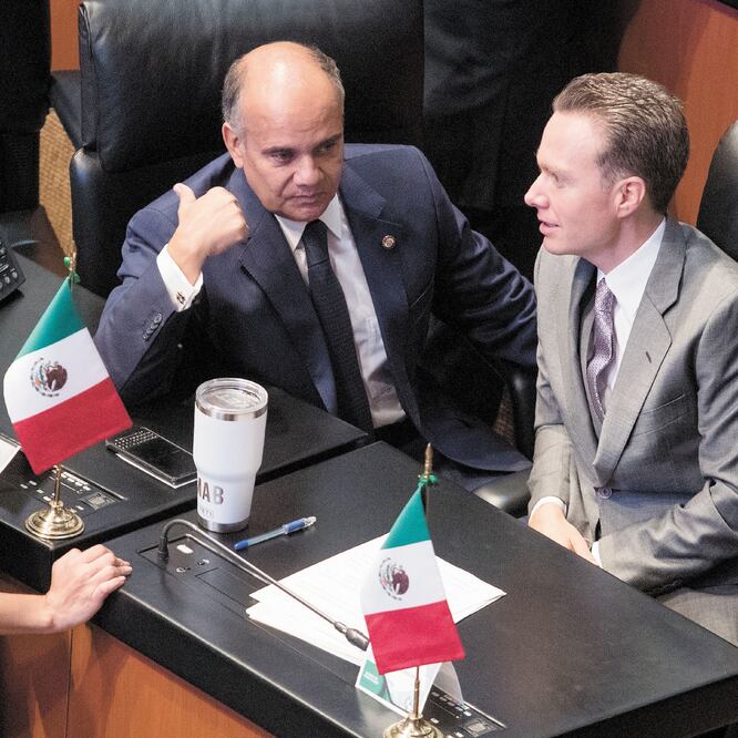 Señalamiento. El priista Manuel Añorve (izq.) le aseguró a Manuel Velasco (der.) que la revocación de mandato es reelección presidencial. Foto/DIEGO SIMÓN. EL UNIVERSAL