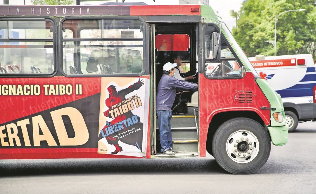 Algunas unidades llevan acompañante y la publicidad obstaculiza identificar el número de placa. Foto: Germán Espinosa/ EL UNIVERSAL 