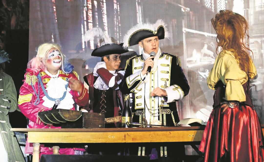 En la explanada de la alcaldía se instaló el barco Mecha Corta, donde se desarrolló la obra de teatro que duró una hora con 20 minutos. Empleados del ayuntamiento, incluido el edil Adrián Rubalcava, participaron. Foto: Diego Simón/EL UNIVERSAL