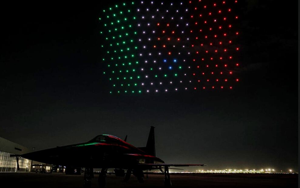 Espectáculo de drones de la empresa Space Drone Show en la Base Aérea Militar 1 Santa Lucia en conmemoración de los 80 años del regreso del Escuadrón 201, tras participar en la Segunda Guerra Mundial, el martes 18 de noviembre de 2025. Foto: Gabriel Pano/EL UNIVERSAL