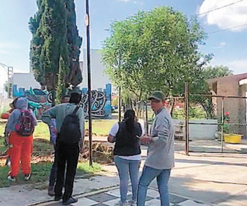 El presunto responsable, un joven con gorra y sudadera gris, asistió al evento que realizó el presidente municipal Francisco Tenorio en la Unidad Habitacional Geovillas de la Asunción.  Foto: Tomada del Video