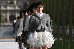 Jonathan Anderson presenta un Dior floral en Paris Fashion Week