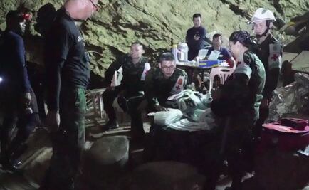 Video muestra a niños aparentemente sedados y en camillas, sacados de cueva en Tailandia