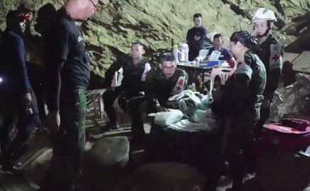 Video muestra a niños aparentemente sedados y en camillas, sacados de cueva en Tailandia