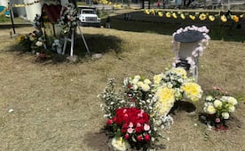 A un año de la explosión de La Concordia, familiares regresan a recordar; colocan flores, veladoras y lonas